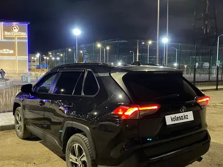 Toyota RAV4 2021 года за 11 500 000 тг. в Актау – фото 3