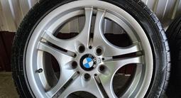 Диски BMW 68 стиль с резиной за 290 000 тг. в Уральск – фото 2