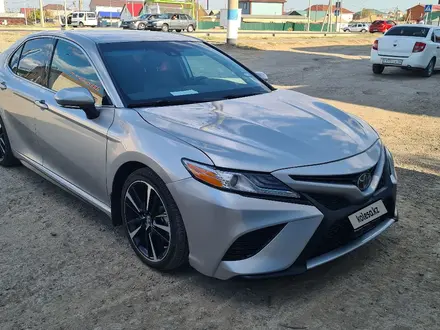 Toyota Camry 2019 года за 10 500 000 тг. в Атырау