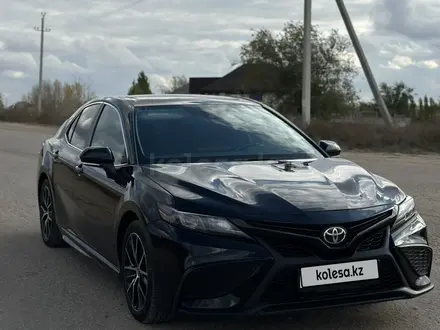 Toyota Camry 2021 года за 12 200 000 тг. в Актобе – фото 2