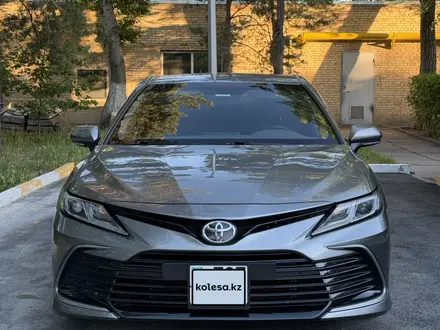 Toyota Camry 2022 года за 12 380 000 тг. в Караганда – фото 2