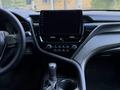 Toyota Camry 2022 года за 12 380 000 тг. в Караганда – фото 21