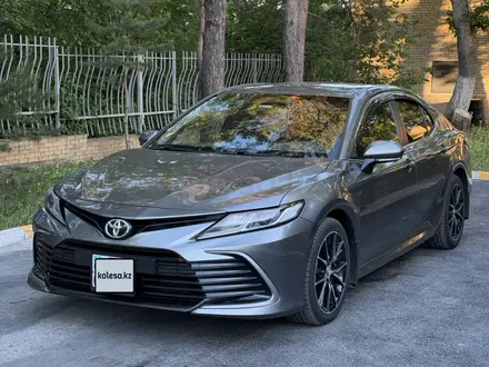 Toyota Camry 2022 года за 12 380 000 тг. в Караганда