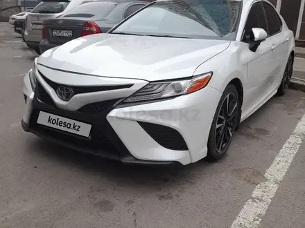 Toyota Camry 2018 года за 12 900 000 тг. в Алматы – фото 4