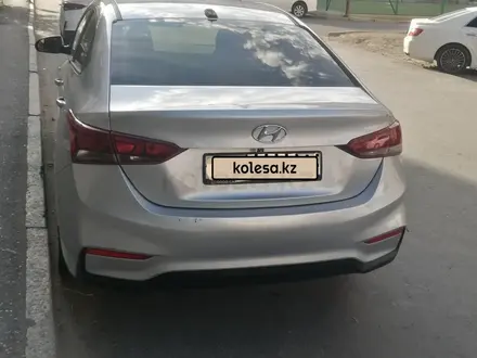 Hyundai Solaris 2017 года за 4 200 000 тг. в Атырау – фото 2