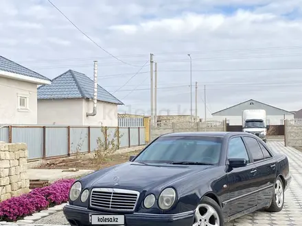 Mercedes-Benz E 280 1997 года за 2 100 000 тг. в Атырау – фото 4