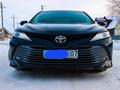 Toyota Camry 2018 года за 13 900 000 тг. в Уральск – фото 2
