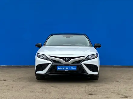 Toyota Camry 2021 года за 15 080 000 тг. в Алматы – фото 2