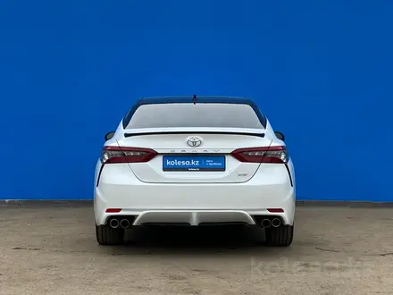 Toyota Camry 2021 года за 15 080 000 тг. в Алматы – фото 4