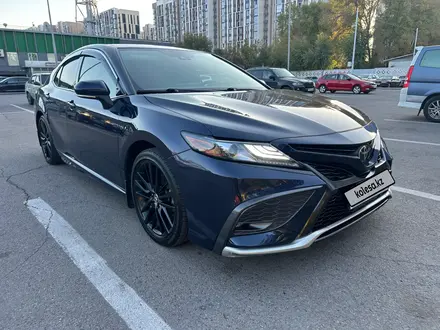 Toyota Camry 2020 года за 13 222 000 тг. в Алматы – фото 2