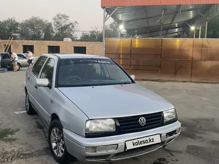 Volkswagen Vento 1996 года за 1 300 000 тг. в Алматы – фото 2