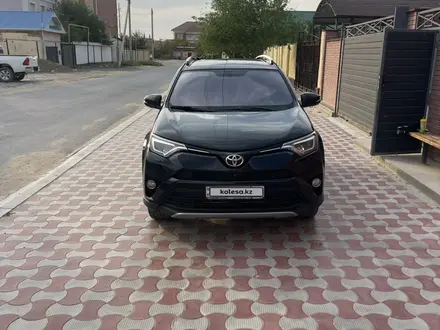 Toyota RAV4 2016 года за 11 500 000 тг. в Жанаозен