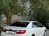 Toyota Camry 2014 года за 7 250 000 тг. в Уральск – фото 2