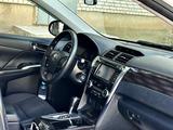 Toyota Camry 2014 года за 7 250 000 тг. в Уральск – фото 5