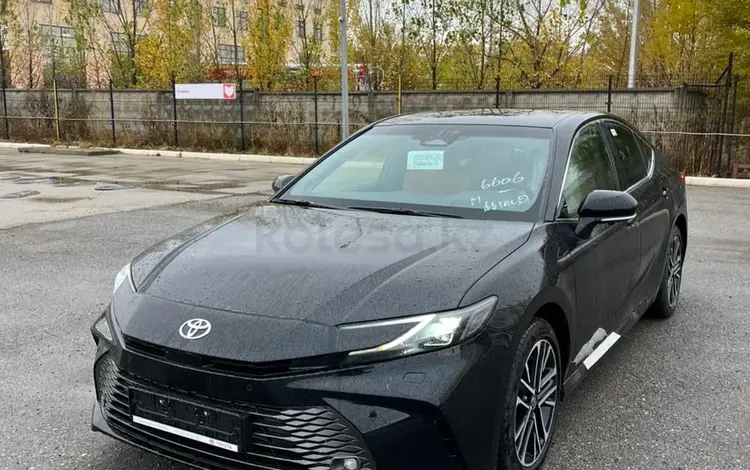 Toyota Camry Luxe 2025 года за 23 190 000 тг. в Актобе