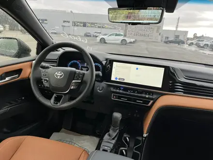 Toyota Camry Luxe 2025 года за 23 190 000 тг. в Актобе – фото 13