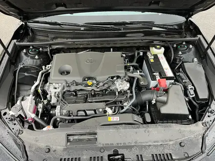 Toyota Camry Luxe 2025 года за 23 190 000 тг. в Актобе – фото 17