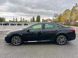 Toyota Camry Luxe 2025 года за 23 190 000 тг. в Актобе – фото 2