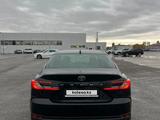 Toyota Camry Luxe 2025 года за 23 190 000 тг. в Актобе – фото 4