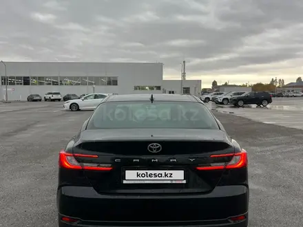 Toyota Camry Luxe 2025 года за 23 190 000 тг. в Актобе – фото 4