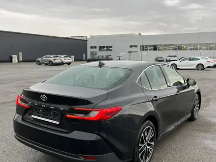 Toyota Camry Luxe 2025 года за 23 190 000 тг. в Актобе – фото 5