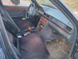 Mercedes-Benz E 220 1993 года за 1 590 000 тг. в Караганда – фото 4