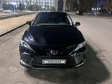 Toyota Camry 2023 годаүшін20 500 000 тг. в Алматы – фото 2