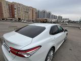 Toyota Camry 2021 года за 13 950 000 тг. в Астана – фото 4