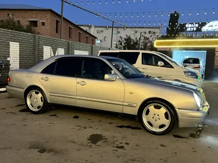 Mercedes-Benz E 320 1999 года за 4 500 000 тг. в Алматы – фото 2