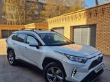 Toyota RAV4 2020 года за 18 500 000 тг. в Петропавловск – фото 2