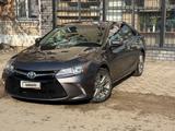 Toyota Camry 2017 года за 6 350 000 тг. в Уральск – фото 2