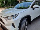 Toyota RAV4 2021 года за 17 500 000 тг. в Шымкент