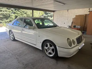 Mercedes-Benz E 320