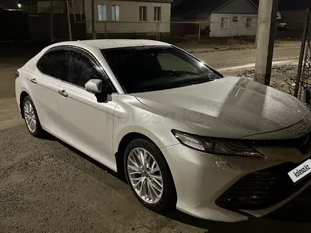 Toyota Camry 2018 года за 14 100 000 тг. в Атырау – фото 4