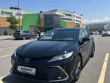 Toyota Camry 2022 года за 17 500 000 тг. в Тараз – фото 2