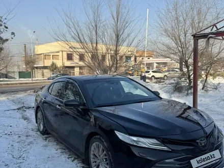 Toyota Camry 2020 года за 14 300 000 тг. в Алматы – фото 4