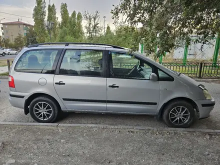 Ford Galaxy 2000 года за 2 000 000 тг. в Атырау – фото 4