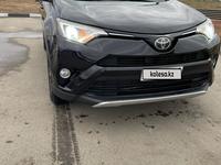 Toyota RAV4 2017 года за 9 690 000 тг. в Актобе