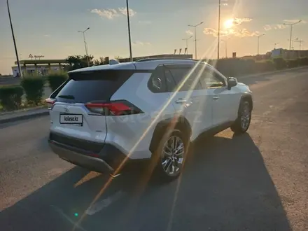 Toyota RAV4 2023 года за 20 500 000 тг. в Актобе – фото 2