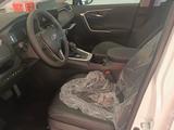 Toyota RAV4 2023 года за 20 500 000 тг. в Актобе – фото 3