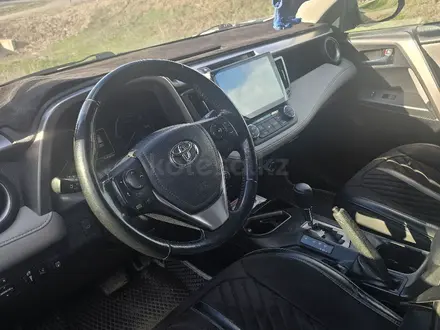 Toyota RAV4 2018 года за 9 700 000 тг. в Уральск – фото 2