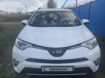 Toyota RAV4 2018 года за 9 700 000 тг. в Уральск