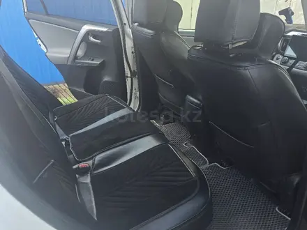 Toyota RAV4 2018 года за 9 700 000 тг. в Уральск – фото 3