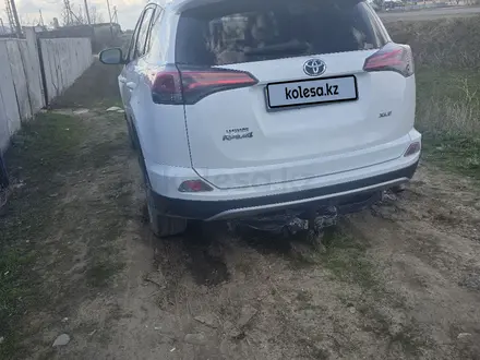 Toyota RAV4 2018 года за 9 700 000 тг. в Уральск – фото 4