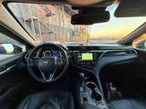 Toyota Camry 2018 года за 14 500 000 тг. в Актобе – фото 3