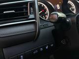 Toyota Camry 2018 года за 14 500 000 тг. в Актобе – фото 4
