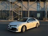 Toyota Camry 2018 года за 14 500 000 тг. в Актобе – фото 2