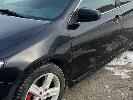 Toyota Camry 2013 года за 5 000 000 тг. в Актобе – фото 5