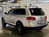 Volkswagen Touareg 2004 года за 6 500 000 тг. в Алматы – фото 4