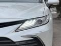 Toyota Camry 2021 года за 15 700 000 тг. в Алматы – фото 2